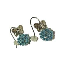 Mini Ohrringe blau irisierend handgemacht mit Glasperlen an Schmetterling silberfarben Bild 1