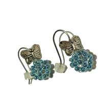 Mini Ohrringe blau irisierend handgemacht mit Glasperlen an Schmetterling silberfarben Bild 2