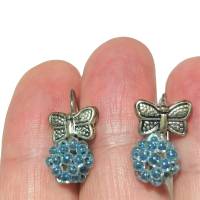 Mini Ohrringe blau irisierend handgemacht mit Glasperlen an Schmetterling silberfarben Bild 4