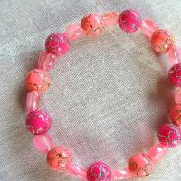 Perlenarmband in pink-rosa mit rosa Herzchen-Motivperlen Bild 1
