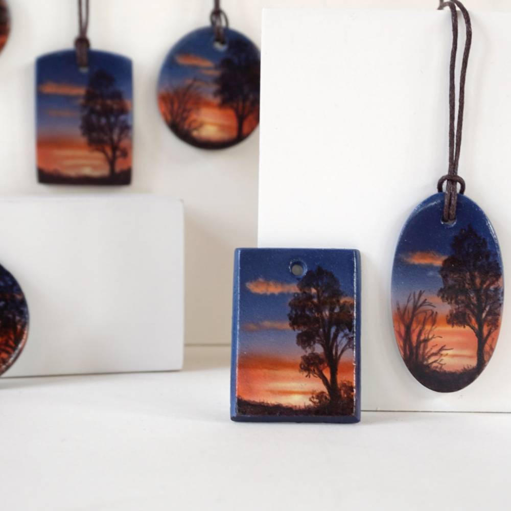 Handbemalter Kettenanhänger Sonnenuntergang als Miniatur Kunst zum tragen, Sommerschmuck als Geschenkidee für Frauen Bild 1