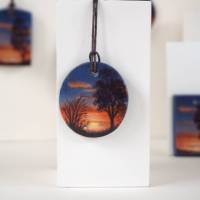 Handbemalter Kettenanhänger Sonnenuntergang als Miniatur Kunst zum tragen, Sommerschmuck als Geschenkidee für Frauen Bild 3