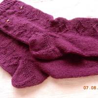 Handgestrickte lila Damensocken mit Muster Bild 1