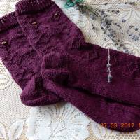 Handgestrickte lila Damensocken mit Muster Bild 2