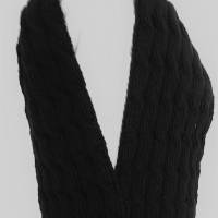 Schlauchschal in schwarz mit 7 eingestrickten Zöpfen handgestrickt von Hobbyhaus Bild 10