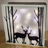 Glasbaustein, beleuchtet, Weihnachten Christmas, Hirsche stehend zwischen Bäumen Bild 1