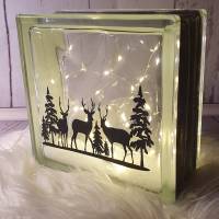 Glasbaustein, beleuchtet, Weihnachten Christmas, Hirsche stehend zwischen Tannen Bild 2