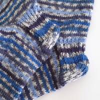 Handgestrickte große Socken in Gr. 44/45, Wollsocken Söckchen Ringelsocken Kuschelsocken, Strümpfe in grau und blau Bild 4