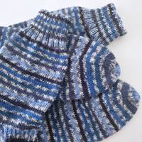 Handgestrickte große Socken in Gr. 44/45, Wollsocken Söckchen Ringelsocken Kuschelsocken, Strümpfe in grau und blau Bild 5