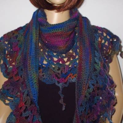 Auffälliges Schaltuch in Sichelform aus weicher Wolle, Stola, Schal, gehäkelt