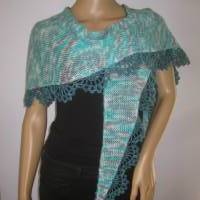 Dreieckstuch, Schaltuch mit Musterkante, aus handgefärbter Wolle mit Viskose aus Bambusfaser, gestrickt und gehäkelt Bild 4