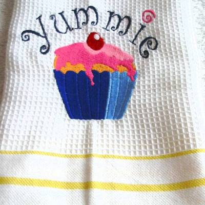 Geschirrtuch Yummie mit einem Muffin bestickt von Hobbyhaus