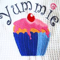 Geschirrtuch Yummie mit einem Muffin bestickt von Hobbyhaus Bild 4