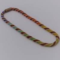 Halskette - braun bunt - Häkelkette mit Spiralmuster - Länge 50 cm - Perlenkette aus Glasperlen gehäkelt - Häkelschmuck Bild 2