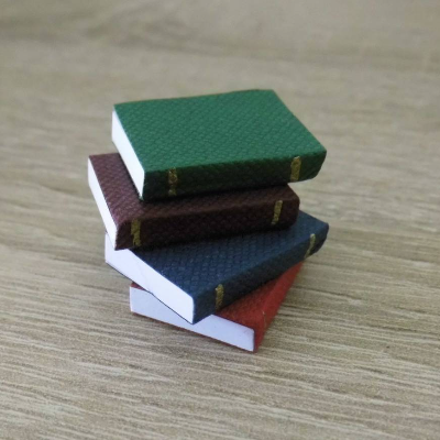 Miniatur 4 Bücher zum blättern und beschreiben , zur Dekoration oder zum Basteln für Geschenke oder Puppenhaus