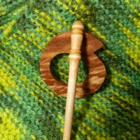 Sehr schöne Tuchnadel Schnecke oder Muschel aus Holz, aus einem Wurzelstock, die Nadel ist von Hand gedrechselt. Bild 7