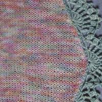 Dreieckstuch, Schaltuch aus handgefärbter Wolle mit Baumwolle, gestrickt und gehäkelt, Schal, Stola Bild 5
