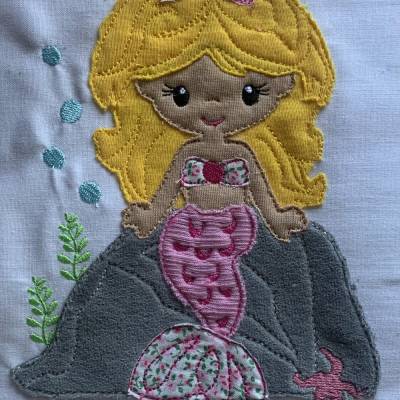 Stickdatei Doodle Meerjungfrau auf Felsen kpl. Set 738 /  Geburtstag Taschenmotiv Kissenmotiv