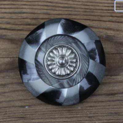 Brosche aus vintage Knöpfen