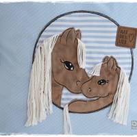 Kissen 40cmx40cm, hellblau/weiß mit Doodlestickerei Pferde, personalisierbar Bild 5
