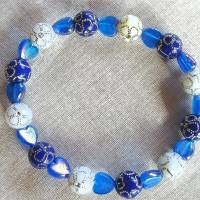 Perlenarmband in blau-weiß mit Herz-Motivperlen handgemacht von Hobbyhaus Bild 1