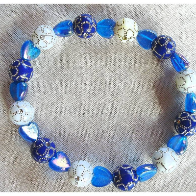 Perlenarmband in blau-weiß mit Herz-Motivperlen handgemacht von Hobbyhaus