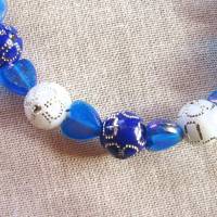 Perlenarmband in blau-weiß mit Herz-Motivperlen handgemacht von Hobbyhaus Bild 2