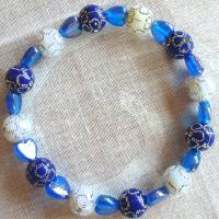 Perlenarmband in blau-weiß mit Herz-Motivperlen handgemacht von Hobbyhaus Bild 4
