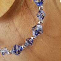 Glasperlenkette aus blau-kristallfarbenen Doppelkegeln - Tinte in Wasser! Bild 3