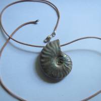 Ammonit irisierend, Rohstein, Anhänger, Lederband natur, Karabinerverschluß, Unikat, Kristallgrotte Bild 3