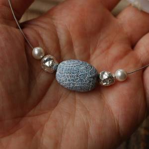 Kurze Damenkette mit Silber, Schmuckstein und weißen Perlen Bild 4