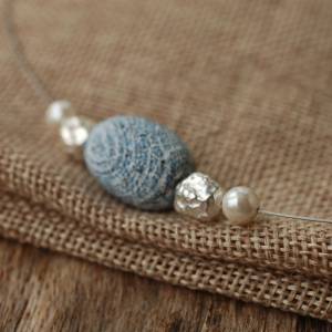 Kurze Damenkette mit Silber, Schmuckstein und weißen Perlen Bild 6