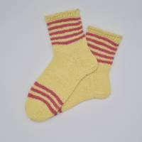 Gestrickte Socken mit Streifen in gelb lachs, Gr. 38/39, handgestrickt, la piccola Antonella Bild 1