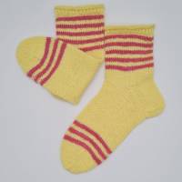 Gestrickte Socken mit Streifen in gelb lachs, Gr. 38/39, handgestrickt, la piccola Antonella Bild 2