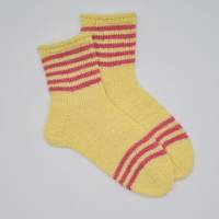 Gestrickte Socken mit Streifen in gelb lachs, Gr. 38/39, handgestrickt, la piccola Antonella Bild 3