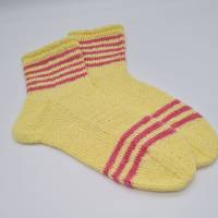 Gestrickte Socken mit Streifen in gelb lachs, Gr. 38/39, handgestrickt, la piccola Antonella Bild 4