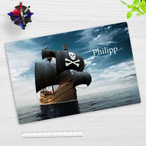 Schreibtischunterlage – Piratenschiff mit Wunschname – 60 x 40 cm – Schreibunterlage Kinder aus Premium Vinyl  – Made in Bild 1