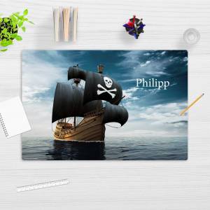 Schreibtischunterlage – Piratenschiff mit Wunschname – 60 x 40 cm – Schreibunterlage Kinder aus Premium Vinyl  – Made in Bild 2