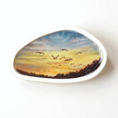 Handgemachte und handbemalte Brosche aus Textil und Papier, Einzigartige Brosche als Miniatur Bild