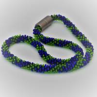 Häkelkette blau + grün 42 cm gehäkelte Glasperlenkette aus Rocailles mit Magnetverschluss Collier Häkelschmuck Halskette Bild 1