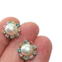 Ohrstecker handgemacht weiße Perle in glitzerndem bunt Perlenohrringe pastell als Brautschmuck Bild 1