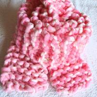 Schal aus Bändchengarn in weiss-rosa handgestrickt von Hobbyhaus Bild 4