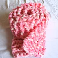 Schal aus Bändchengarn in weiss-rosa handgestrickt von Hobbyhaus Bild 6