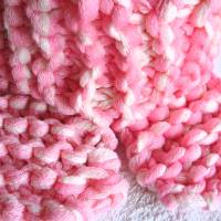 Schal aus Bändchengarn in weiss-rosa handgestrickt von Hobbyhaus Bild 7