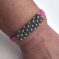 Stylisches Armband aus Wildlederimitat mit Schmuckteilen aus Miniperlen Bild 2