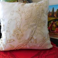 weißes Perlenkissen , dekoratives Kissen mit Stickereien Bild 4