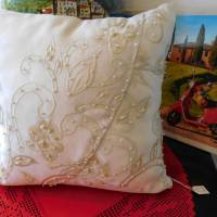 weißes Perlenkissen , dekoratives Kissen mit Stickereien Bild 5