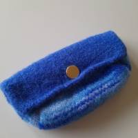 Kleine Filztasche mit Knopf, gestrickt, gefilzt, blau Bild 1