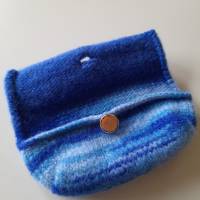 Kleine Filztasche mit Knopf, gestrickt, gefilzt, blau Bild 2