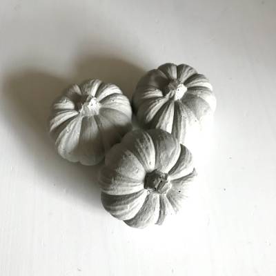 Herbstzeit Niedlicher kleiner Kürbis aus Beton, grau, 4 cm